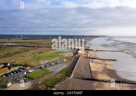 Climping plage après la tempête ciara a endommagé les défenses de la mer qui ont été détournées par l'eau de mer provoquant des inondations, des creuseurs et des bulldozers réparer la défense de la mer. Banque D'Images