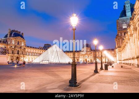 Complexe du Musée du Louvre illuminé de nuit avec des lanternes Banque D'Images