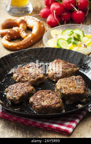 Boulettes de viande bavaroises dans une poêle Banque D'Images