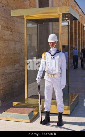 ANKARA, TURQUIE - AVGOUST 30: Garde au mausolée Ataturk à Avgoust 30, 2011, Ankaral Turquie Banque D'Images