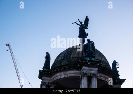 Statue angulaire sur le monument Queen Victoria de Liverpool Banque D'Images