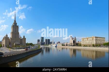 MOSCOU, RUSSIE - MAI 01: Panorama de Moscou - le célèbre gratte-ciel de Staline Hotel Ukraine le 1er mai 2014 à Moscou, Russie Banque D'Images