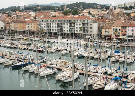 Beaucoup de bateaux et yachts modernes sont amarrés à un quai de la ville Banque D'Images