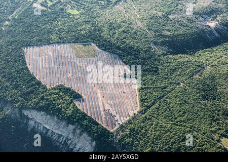 Vue en milieu d'air des panneaux solaires d'une nouvelle centrale solaire Banque D'Images