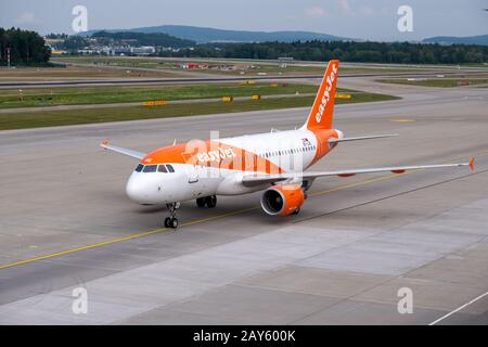 L'avion d'easyJet Airline Company se prépare au décollage Banque D'Images