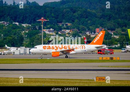 L'avion d'easyJet Airline Company se prépare au décollage Banque D'Images