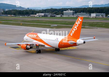 L'avion d'easyJet Airline Company se prépare au décollage Banque D'Images