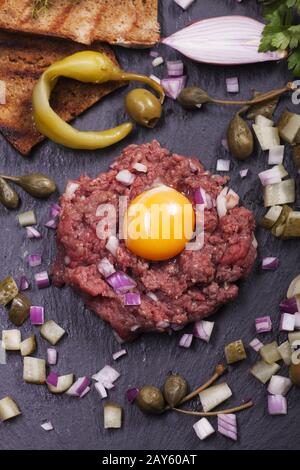 Tartare de Steak avec décoration Banque D'Images