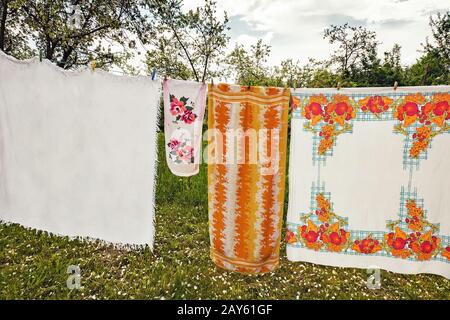 Dans le jardin sur une corde séchée linge blanchi. Banque D'Images