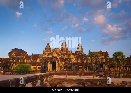 Angkor Wat, Au Cambodge. Vue générale sur la façade ouest au coucher du soleil. Angkor Wat est le plus grand monument religieux au monde, et a été decla Banque D'Images