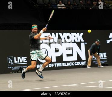 Hempstead, NY - 10 février 2020: Tennys Sandgren, des États-Unis retour balle contre Steve Johnson, des États-Unis à ATP 250 New York Open 2020 tournoi de tennis 1ère ronde à Nassau Coliseum, Johnson a remporté le match Banque D'Images