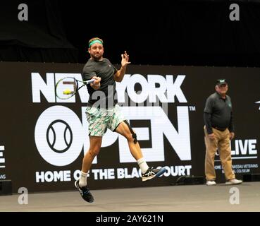 Hempstead, NY - 10 février 2020: Tennys Sandgren, des États-Unis retour balle contre Steve Johnson, des États-Unis à ATP 250 New York Open 2020 tournoi de tennis 1ère ronde à Nassau Coliseum, Johnson a remporté le match Banque D'Images