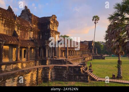 Temple d'Angkor Wat, situé au Cambodge. Vue latérale frontale de la façade ouest. C'est le plus grand monument religieux au monde, et a été déc