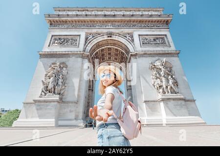 Une heureuse fille touristique asiatique bénéficie de la vue sur l'Arc de Triomphe majestueux et célèbre ou l'arche de Triumphal. Suivez-moi et Voyage à Paris et France Banque D'Images