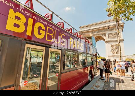 29 juillet 2019, Paris, France : visite touristique en Big bus près de l'Arc de Triomphe Banque D'Images