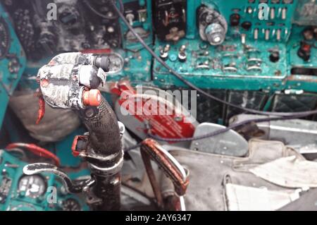 Regardez dans le poste de pilotage d'un ancien chasseur de jets à Peenemunde en Allemagne Banque D'Images