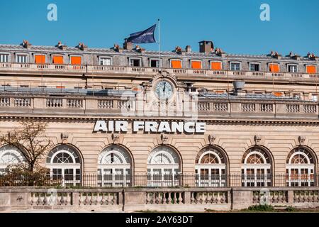 29 Juillet 2019, Paris, France : Siège Et Bâtiment Principal D'Air France Avec Drapeau Banque D'Images