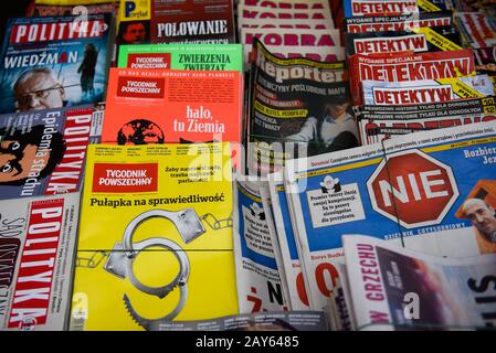 Hebdomadaire des magazines d'actualités polonais à vendre sur le marché.Nowy Klepasz est l'un des nombreux marchés extérieurs, où les produits alimentaires, les vêtements, les épiceries entre autres sont achetés auprès de micro-commerçants. Banque D'Images