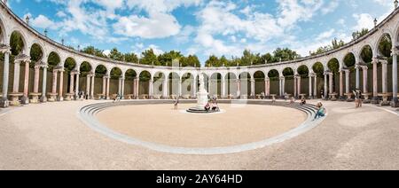 30 juillet 2019, Versailles, France : Colonnade bâtiment dans le jardin royal Banque D'Images