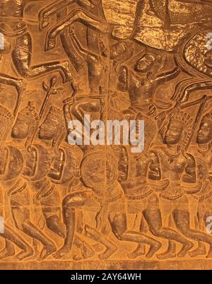 Ancien bas-relief sur un mur du temple d'Angkor Wat, représentant des soldats khmers engagés dans la bataille. Banque D'Images