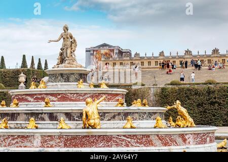 30 juillet 2019, France, Versailles : sculptures de l'étang Lantone et fontaine dans le parc royal Banque D'Images