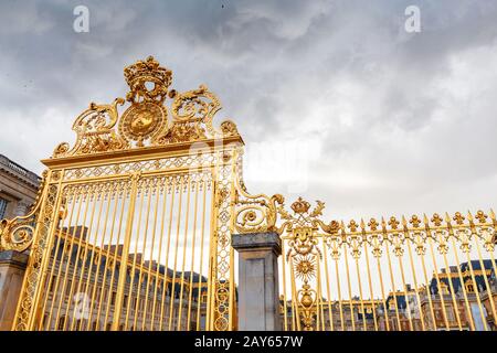 Portes d'or de l'entrée principale du Palais Royal de Versailles, la résidence principale de Louis. Tourisme et attractions historiques de France Banque D'Images