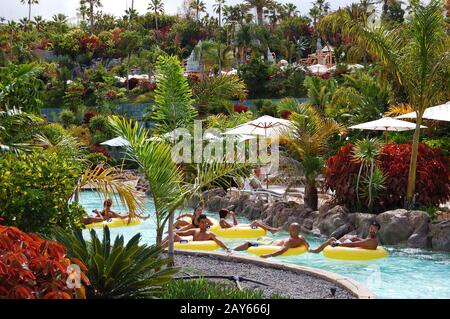 Tenerife ISLAND, ESPAGNE - 22 MAI : les touristes profitant des attractions aquatiques du parc aquatique Siam le 22 mai 2011 à Tenerife, Espagne. Le Siam est le plus grand Banque D'Images