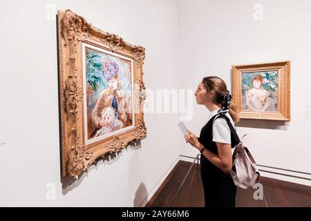 27 juillet 2019, Musée d'Orsay, Paris, France : visite touristique d'une femme asiatique au célèbre musée avec collection de peintures impressionnistes Banque D'Images