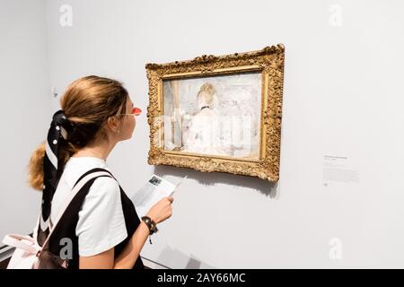 27 juillet 2019, Musée d'Orsay, Paris, France : visite touristique d'une femme asiatique au célèbre musée avec collection de peintures impressionnistes Banque D'Images