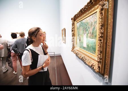 27 juillet 2019, Musée d'Orsay, Paris, France : visite touristique d'une femme asiatique au célèbre musée avec collection de peintures impressionnistes Banque D'Images