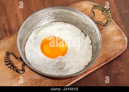 Omelette chaude turque dans un bol en cuivre Banque D'Images