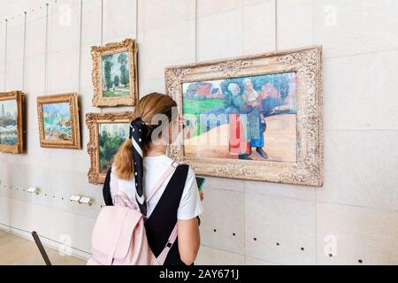 27 juillet 2019, Musée d'Orsay, Paris, France : visite touristique d'une femme asiatique au célèbre musée avec collection de peintures impressionnistes Banque D'Images