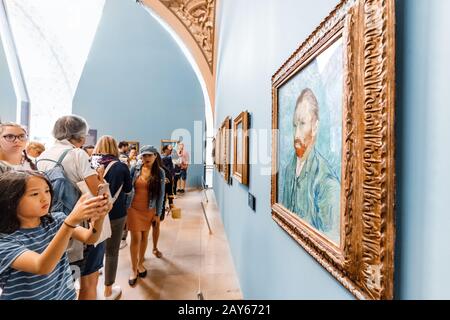 27 juillet 2019, Musée d'Orsay, Paris, France : visiteurs regardant les peintures de Van Gogh dans une salle d'exposition du musée Banque D'Images