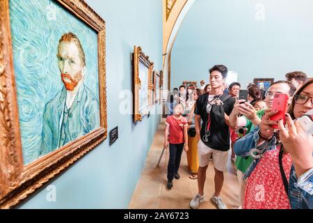 27 juillet 2019, Musée d'Orsay, Paris, France : visiteurs regardant les peintures de Van Gogh dans une salle d'exposition du musée Banque D'Images