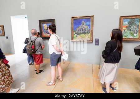 27 juillet 2019, Musée d'Orsay, Paris, France : visiteurs regardant les peintures de Van Gogh dans une salle d'exposition du musée Banque D'Images