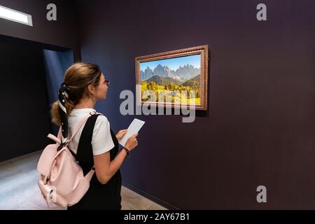 27 juillet 2019, Musée d'Orsay, Paris, France : visite touristique d'une femme asiatique au célèbre musée avec collection de peintures impressionnistes Banque D'Images