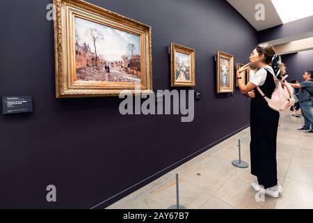 27 juillet 2019, Musée d'Orsay, Paris, France : visite touristique d'une femme asiatique au célèbre musée avec collection de peintures impressionnistes Banque D'Images