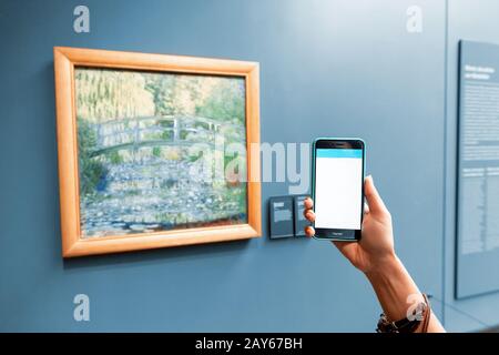 27 juillet 2019, Musée d'Orsay, Paris, France : smartphone l'application audioguide du visiteur du musée peut reconnaître la peinture et l'artiste Banque D'Images