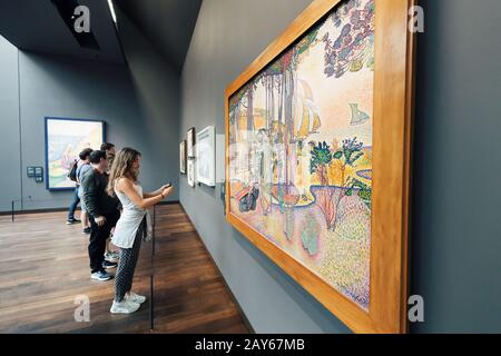 27 juillet 2019, Musée d'Orsay, Paris, France : visite touristique d'une femme asiatique au célèbre musée avec collection de peintures impressionnistes Banque D'Images