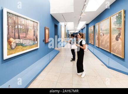 27 juillet 2019, Musée d'Orsay, Paris, France : visite touristique d'une femme asiatique au célèbre musée avec collection de peintures impressionnistes Banque D'Images