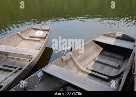 Barques en bois sur le lac Mummelsee dans la Forêt Noire d'Allemagne Banque D'Images