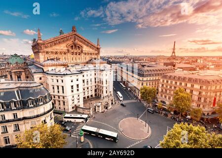 Vue aérienne sur la ville de Paris avec le théâtre de l'Opéra Garnier et les toits. Destinations de voyage en France Banque D'Images