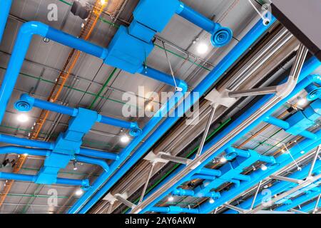 Plafond de bâtiment industriel avec tuyaux de système de ventilation Banque D'Images