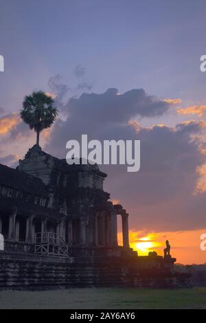 Temple d'Angkor Wat au coucher du soleil. Vue sur l'angle nord-ouest. Angkor Wat est le plus grand monument religieux au monde, et a été déclaré World Heri Banque D'Images