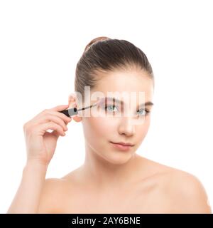 Eye make up s'appliquent. L'application de Mascara cils longs, gros plan. brosse de maquillage. Isolées. Banque D'Images