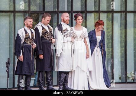 7-19-2019 Tbilissi Géorgie - fête de mariage à l'extérieur de la salle de la fonction publique de Tbilissi dans la robe de mariage traditionnelle - la robe porte un chokha avec des cigares où Banque D'Images