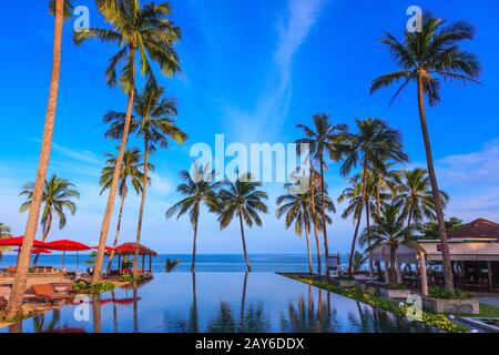 Reste de la mer d'Andaman. Station balnéaire populaire sur l'île de Koh Samui. Piscine entourée de palmiers sur la plage de la mer. Sur l'arête Banque D'Images