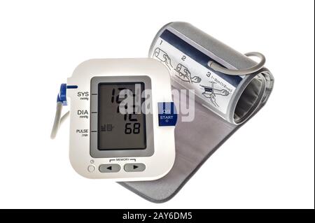 Close up of digital blood pressure monitor sur fond blanc Banque D'Images