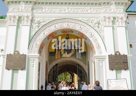 Serguiev Posad - Août 10, 2015 : Vue de la partie supérieure de l'arche de l'entrée principale des saints dans la Sainte Trinité Banque D'Images