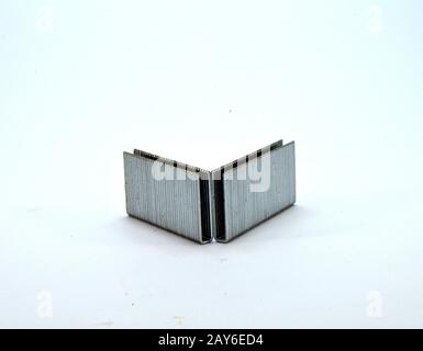 Recharge de clips brisés en deux sur fond blanc. Banque D'Images